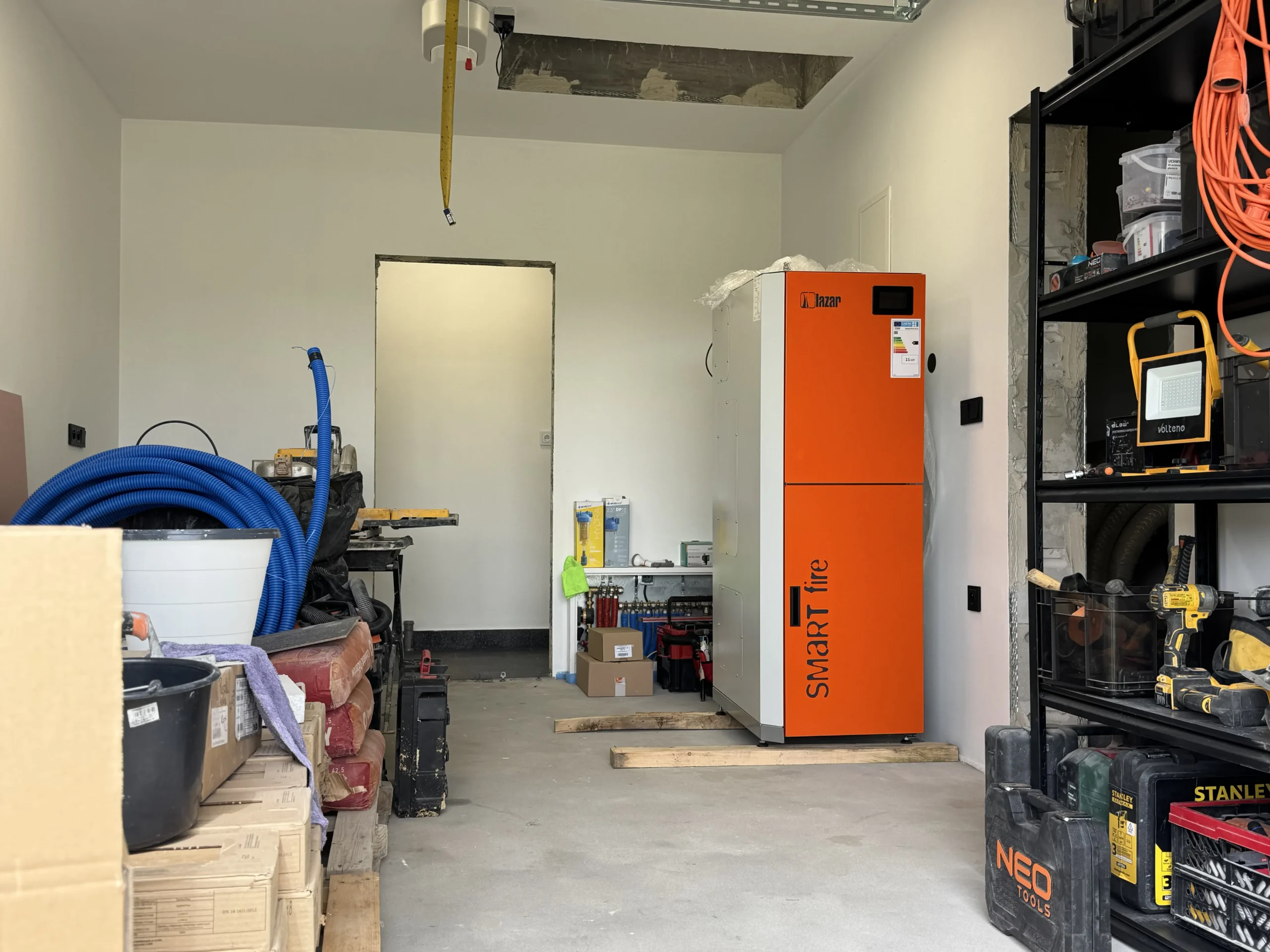 Montaż kotła na pellet w nowym domu, mała kotłownia, kompaktowy piec na pellet Lazar Smartfire 11/130, Niedrzwica Duża - zdjęcie 8
