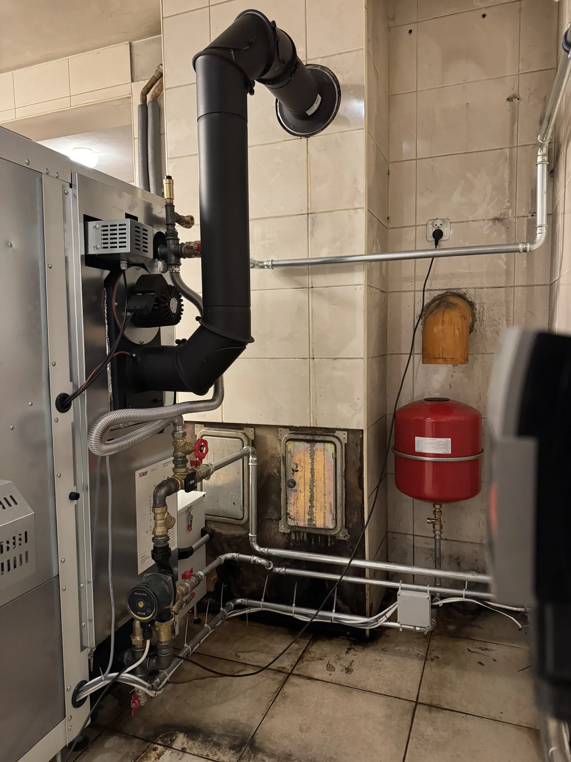 Wymiana kotła na ekogroszek na nowoczesny na pellet Smartfire 22/240 z wyposażeniem Exclusive, ogrzewanie podłogowe Stryjno Kolonia - zdjęcie 8